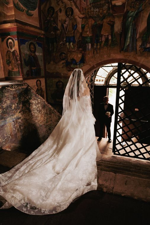 Фотограф на венчание: невеста идёт к жениху в старинном храме
