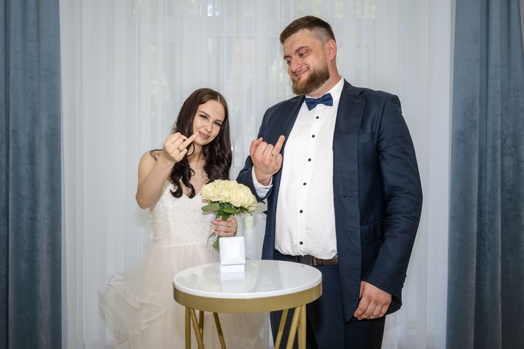 Невеста и подруга дурачатся в ЗАГСе